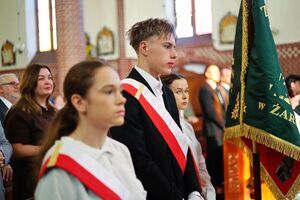 Uroczysta msza święta i poświęcenie nowego sztandaru z okazji 80-lecia Zespołu Szkół w Żarowie