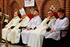 Uroczysta msza święta i poświęcenie nowego sztandaru z okazji 80-lecia Zespołu Szkół w Żarowie