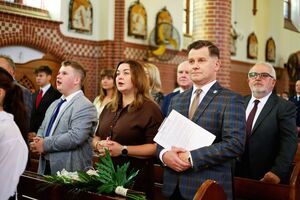 Uroczysta msza święta i poświęcenie nowego sztandaru z okazji 80-lecia Zespołu Szkół w Żarowie