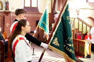 Uroczysta msza święta i poświęcenie nowego sztandaru z okazji 80-lecia Zespołu Szkół w Żarowie