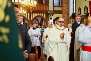 Uroczysta msza święta i poświęcenie nowego sztandaru z okazji 80-lecia Zespołu Szkół w Żarowie