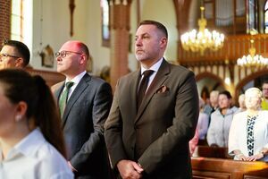Uroczysta msza święta i poświęcenie nowego sztandaru z okazji 80-lecia Zespołu Szkół w Żarowie