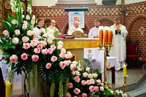 Uroczysta msza święta i poświęcenie nowego sztandaru z okazji 80-lecia Zespołu Szkół w Żarowie