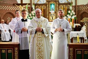 Uroczysta msza święta i poświęcenie nowego sztandaru z okazji 80-lecia Zespołu Szkół w Żarowie