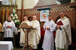 Uroczysta msza święta i poświęcenie nowego sztandaru z okazji 80-lecia Zespołu Szkół w Żarowie