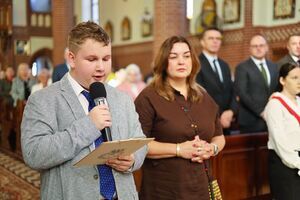 Uroczysta msza święta i poświęcenie nowego sztandaru z okazji 80-lecia Zespołu Szkół w Żarowie