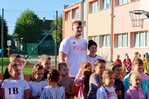 Mistrz Dawid Kamiński na Dniu Sportu w SP Żarów