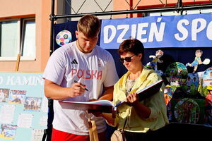 Mistrz Dawid Kamiński na Dniu Sportu w SP Żarów