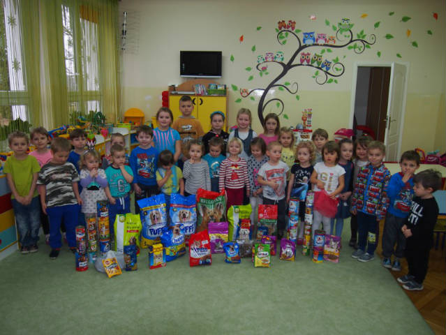 Zbiórka darów  dla bezdomnych zwierząt ze schroniska w Krzesimowie.