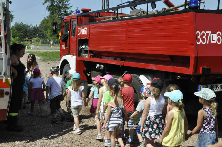 PRZEDSZKOLAKI Z NASUTOWA ODWIEDZAJĄ STRAŻ POŻARNĄ