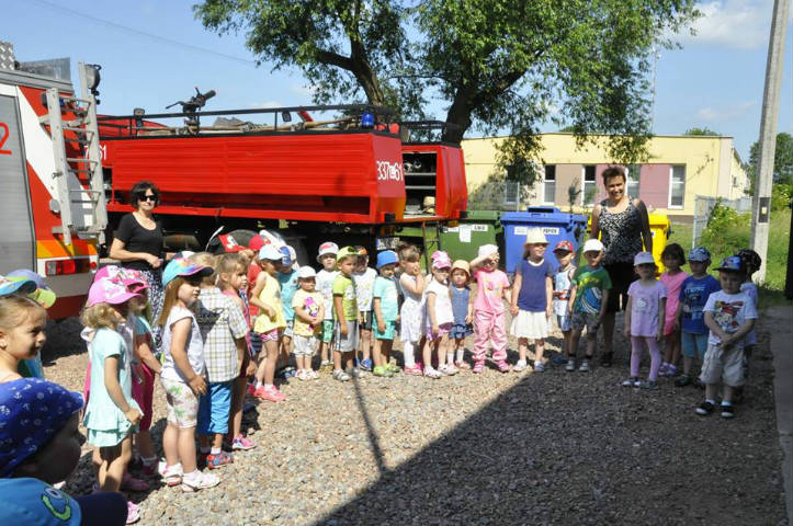 PRZEDSZKOLAKI Z NASUTOWA ODWIEDZAJĄ STRAŻ POŻARNĄ