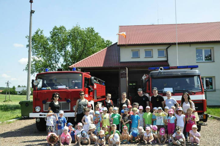 PRZEDSZKOLAKI Z NASUTOWA ODWIEDZAJĄ STRAŻ POŻARNĄ