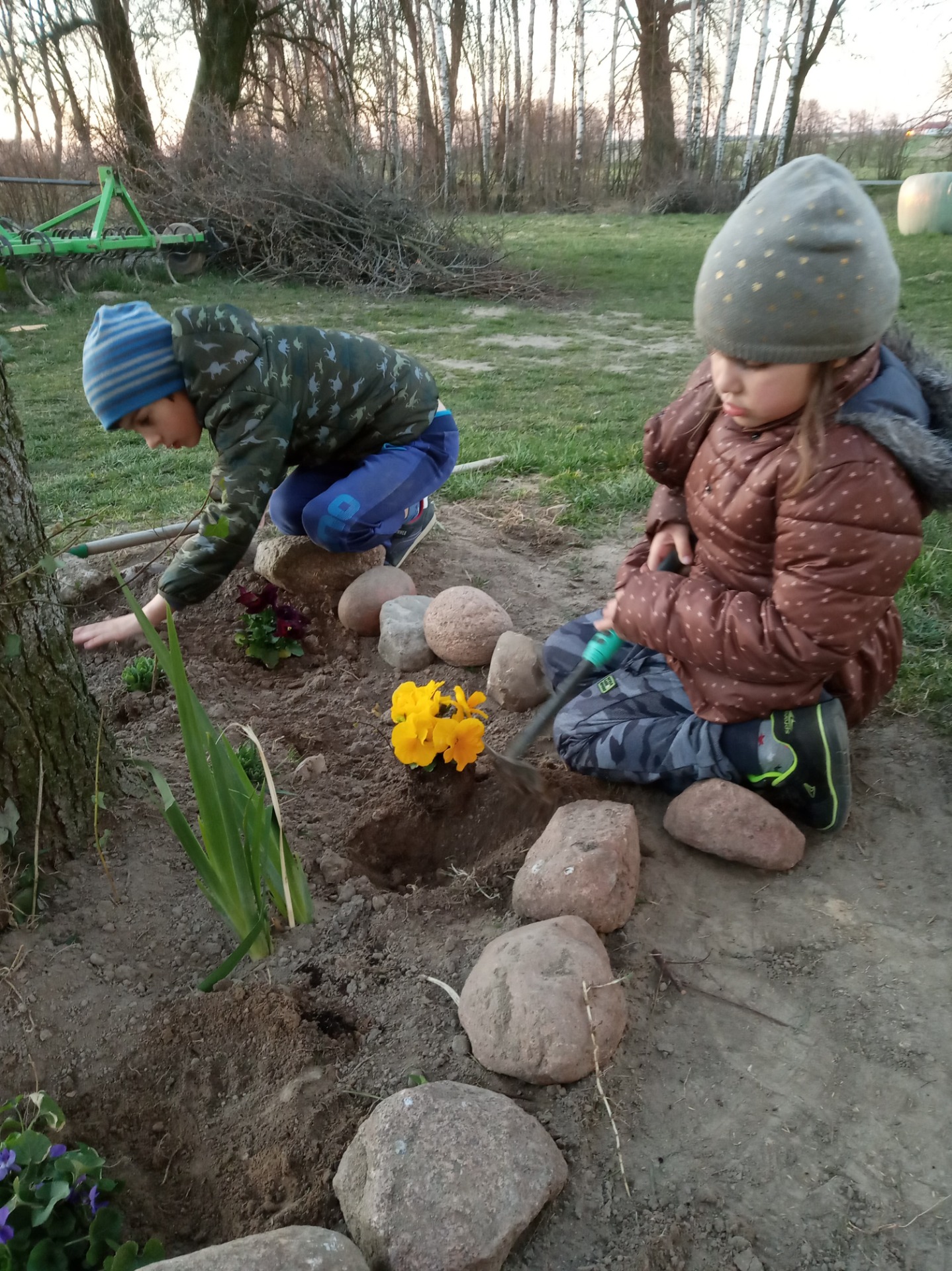 Przygotowania do Świąt Wielkanocnych dzieci z przedszkola w Nasutowie