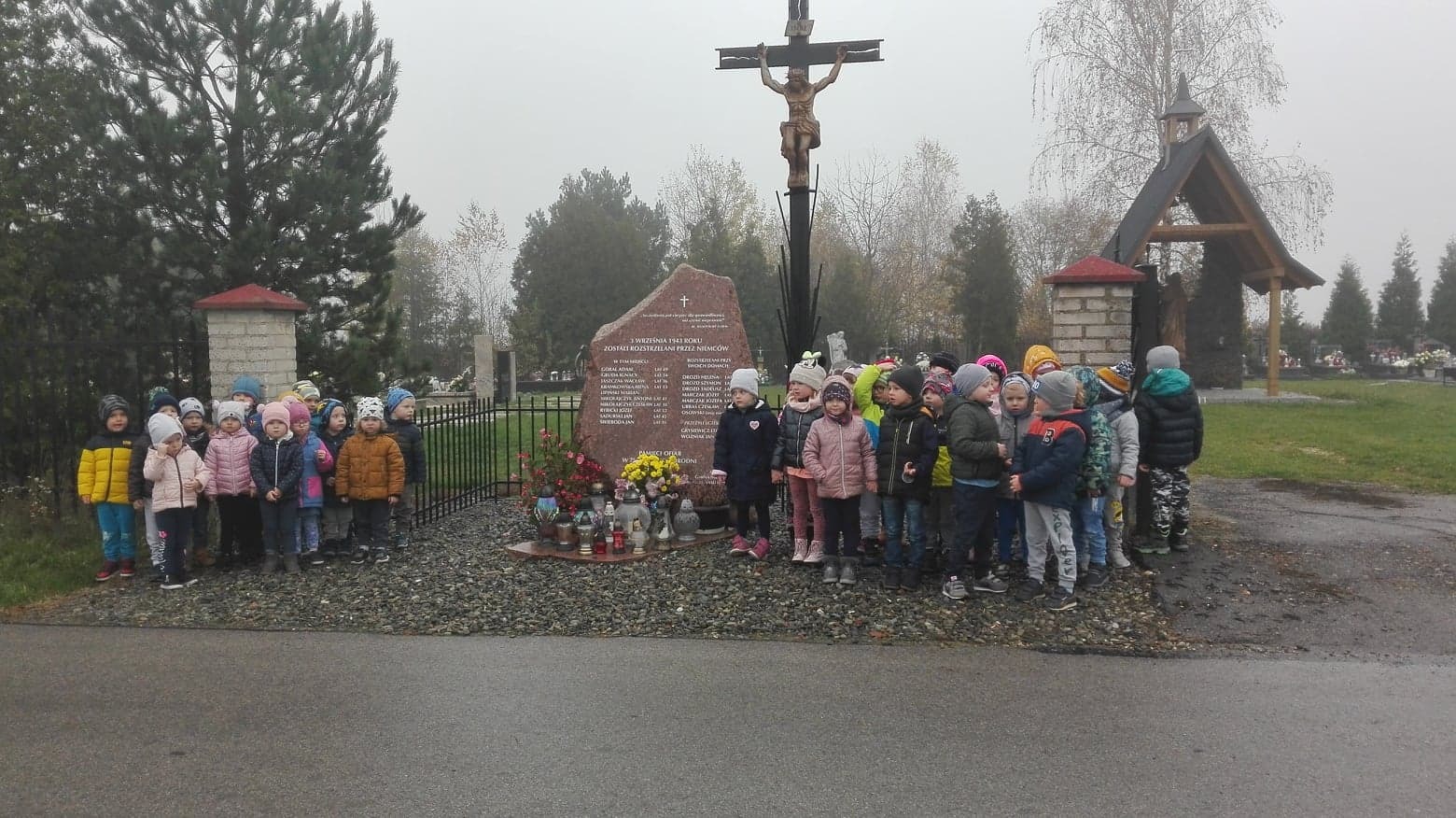 Pamiętamy! Przedszkolaki z wizytą na cmentarzu.