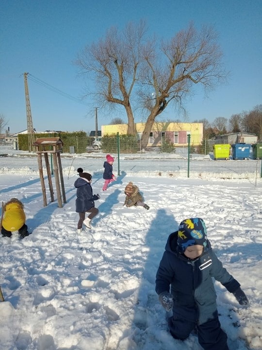 ZIMOWE ZABAWY NA ŚNIEGU