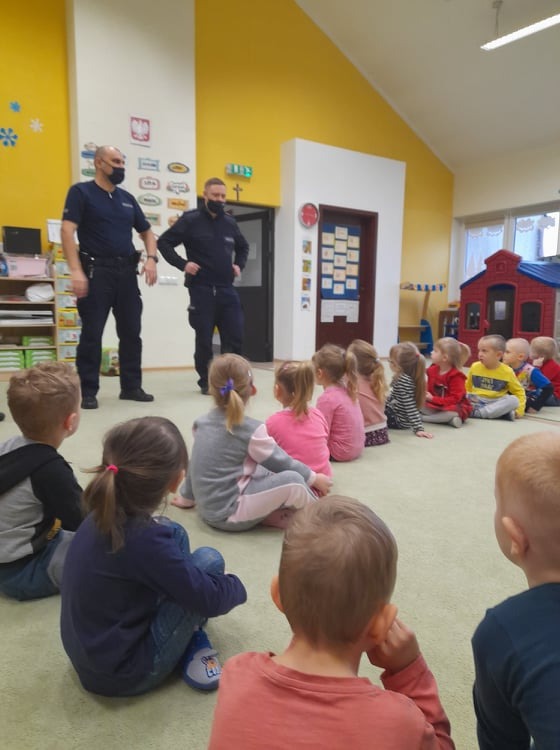 Policjanci z wizytą w przedszkolu w Nasutowie