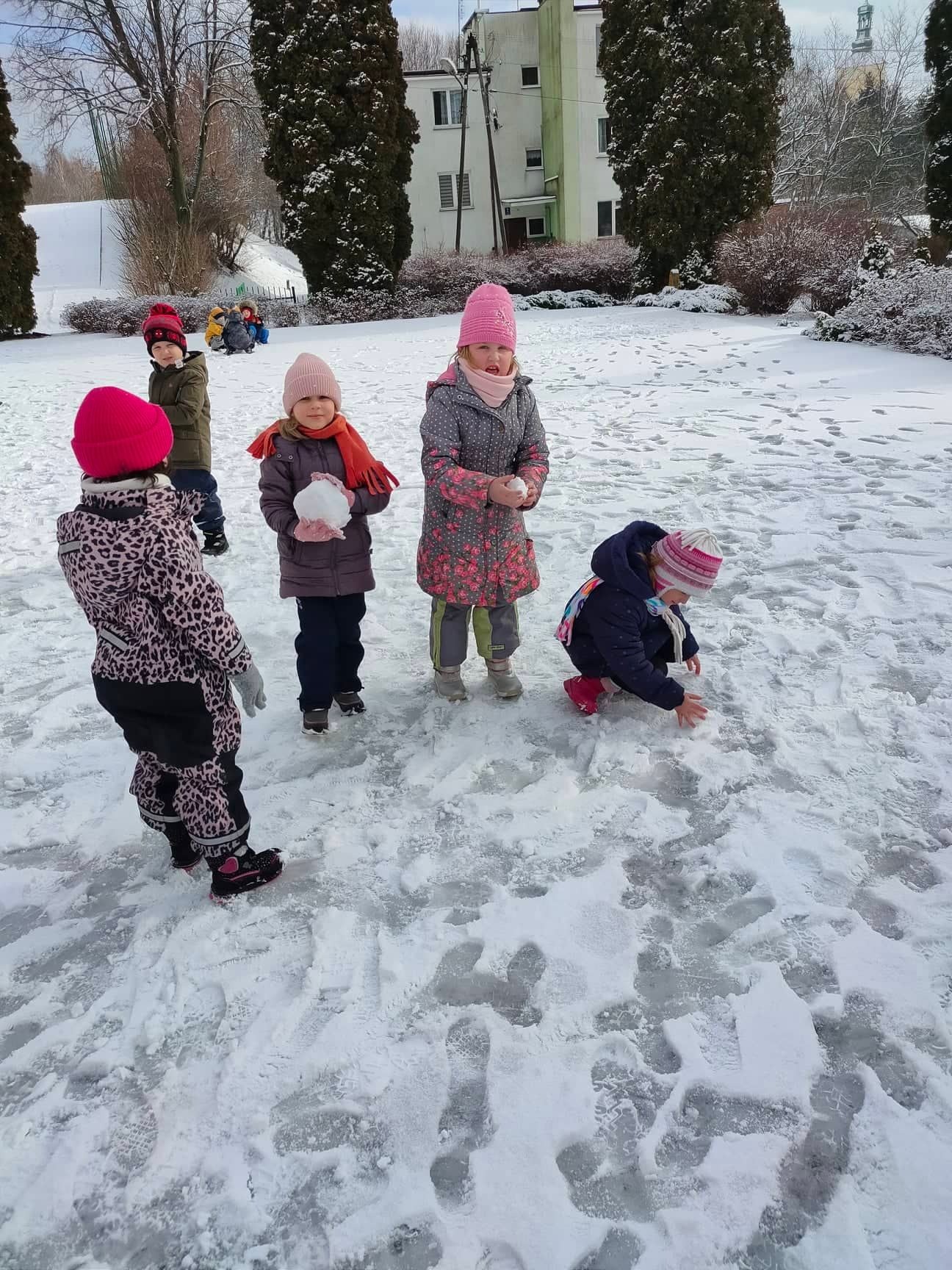 Zimowe zabawy na śniegu