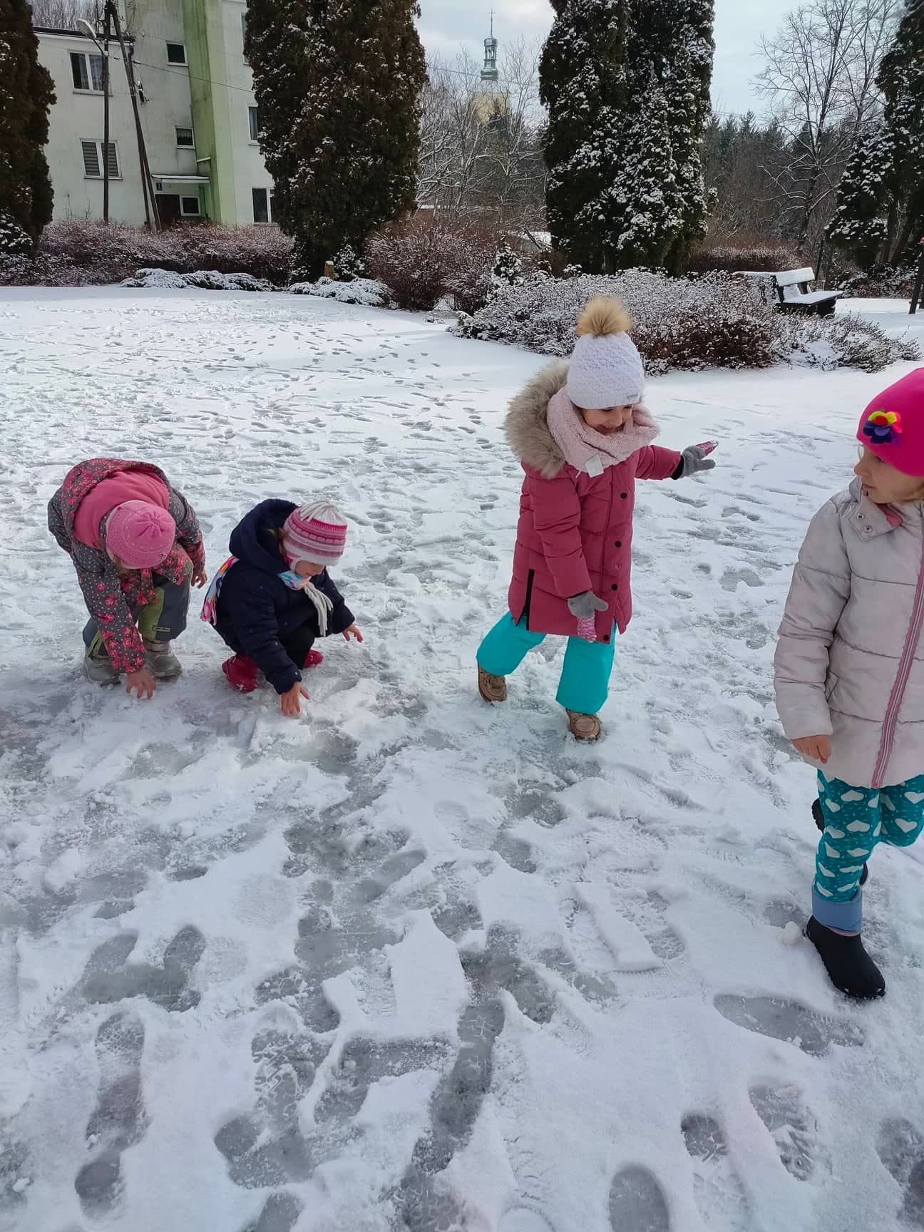 Zimowe zabawy na śniegu