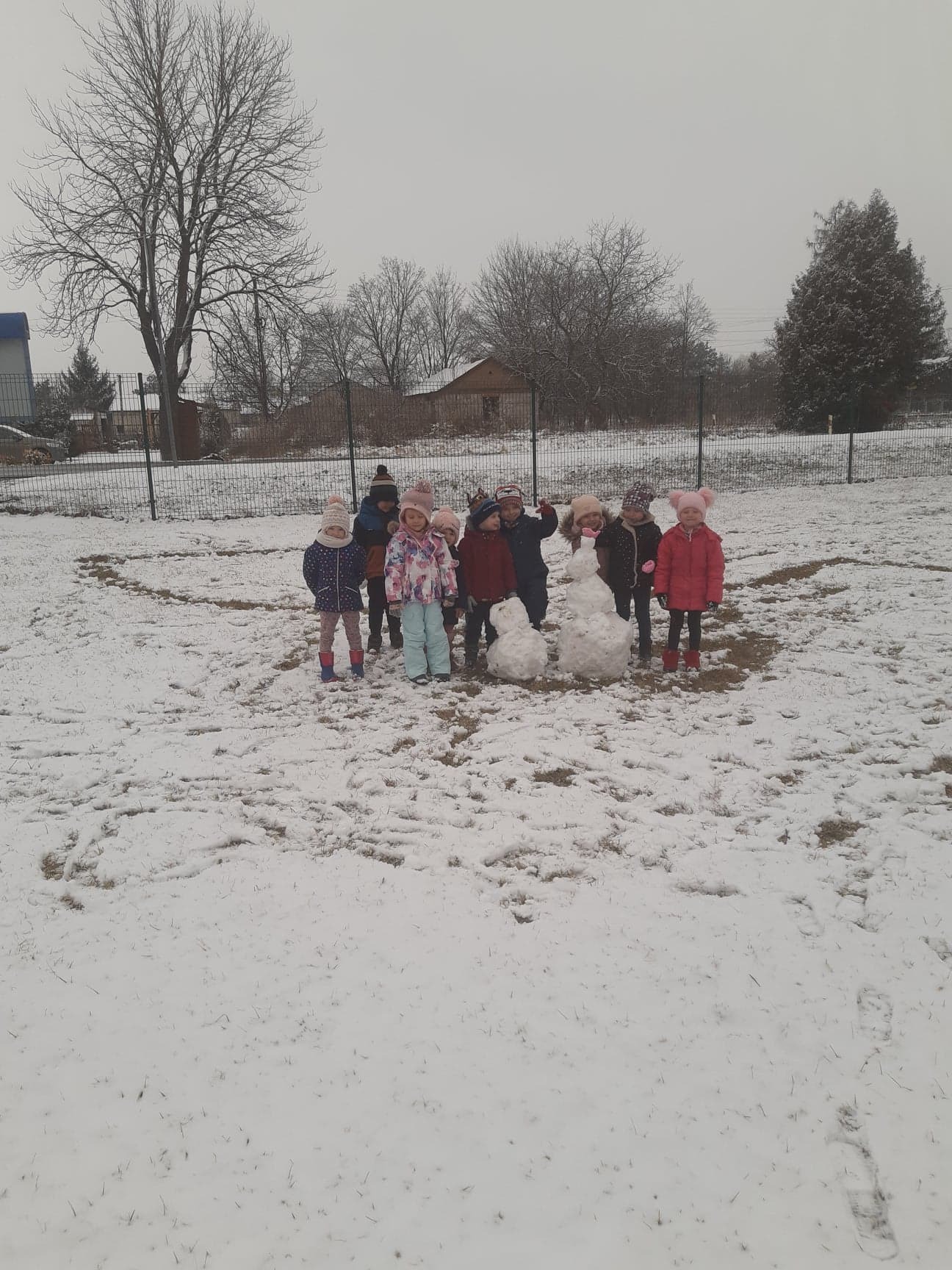 Dzieci z grupy Biedronki dokarmiają ptaki