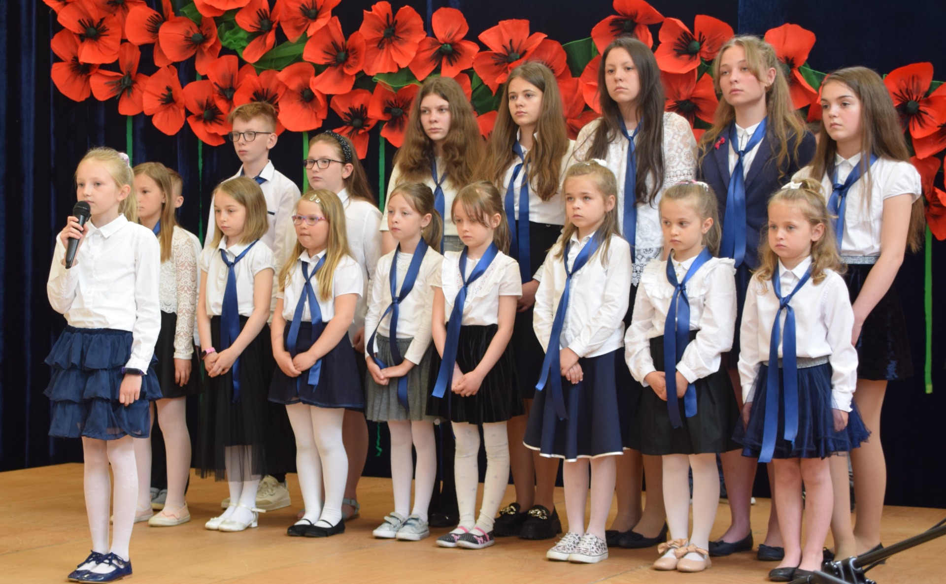 Uroczystość Odznaczenia Złotym Krzyżem Związku Żołnierzy Wojska Polskiego Szkoły Podstawowej im. Lotników Polskich w Dysie