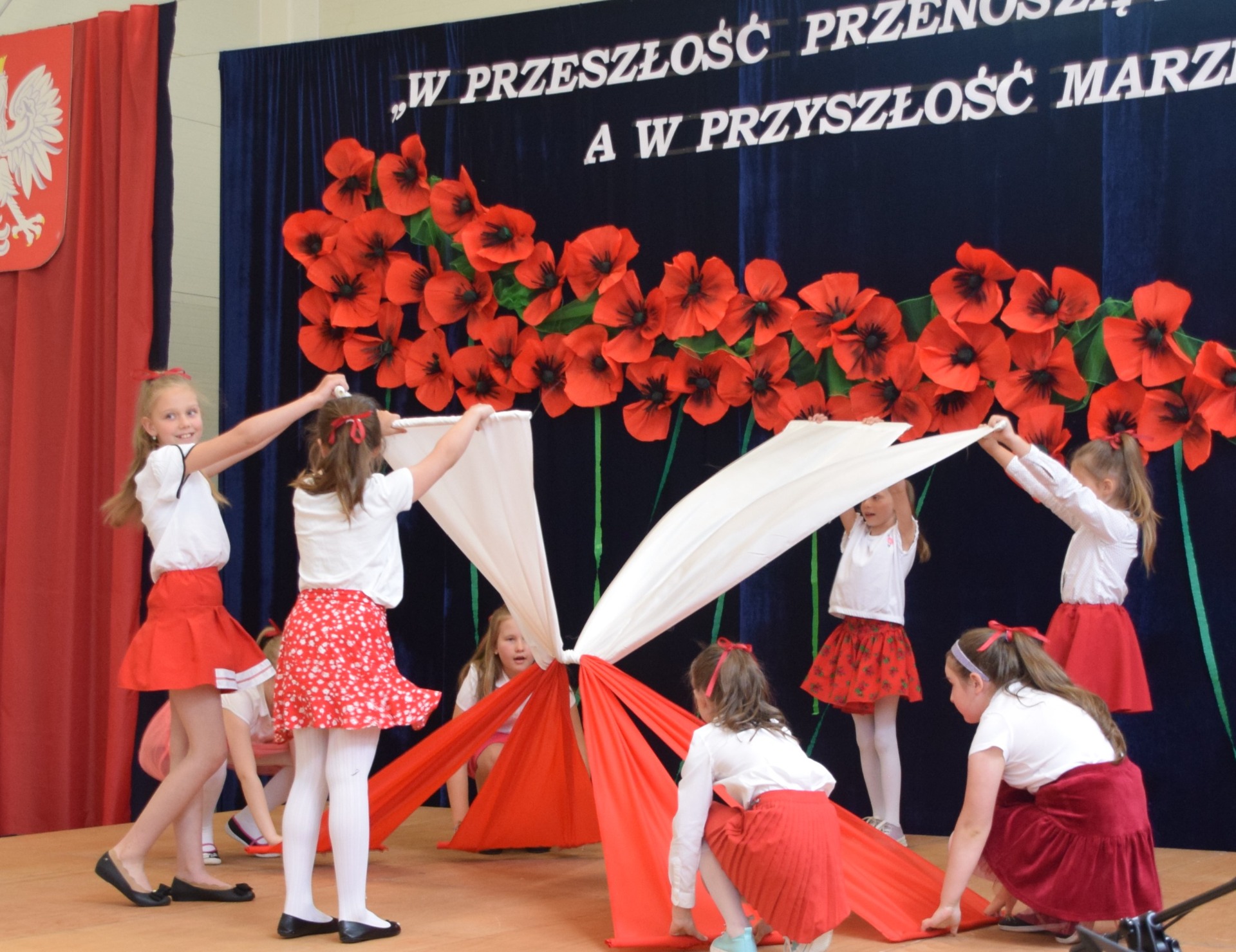 Uroczystość Odznaczenia Złotym Krzyżem Związku Żołnierzy Wojska Polskiego Szkoły Podstawowej im. Lotników Polskich w Dysie