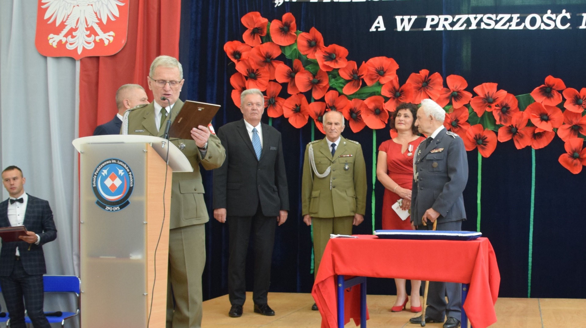 Uroczystość Odznaczenia Złotym Krzyżem Związku Żołnierzy Wojska Polskiego Szkoły Podstawowej im. Lotników Polskich w Dysie