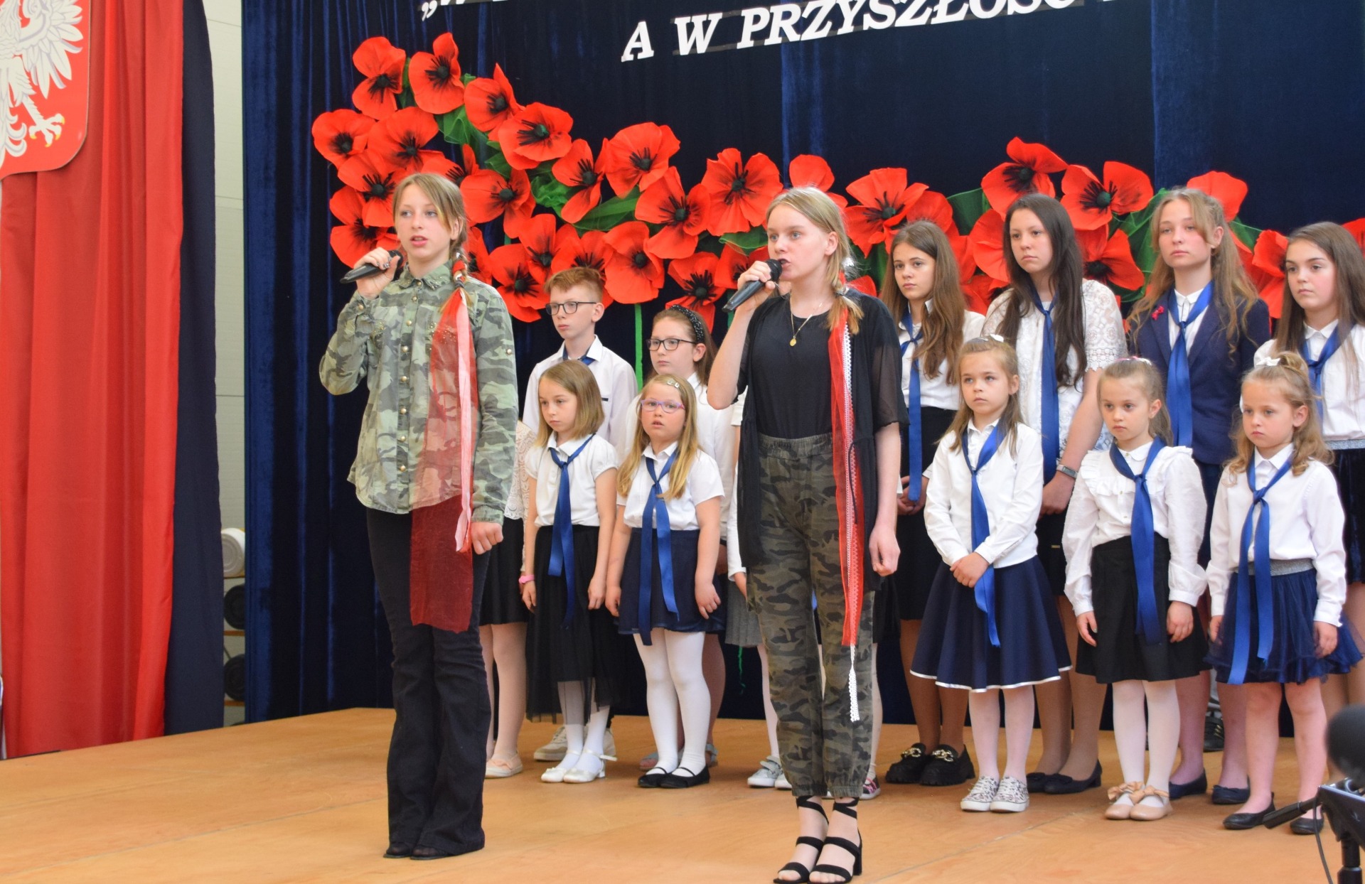 Uroczystość Odznaczenia Złotym Krzyżem Związku Żołnierzy Wojska Polskiego Szkoły Podstawowej im. Lotników Polskich w Dysie