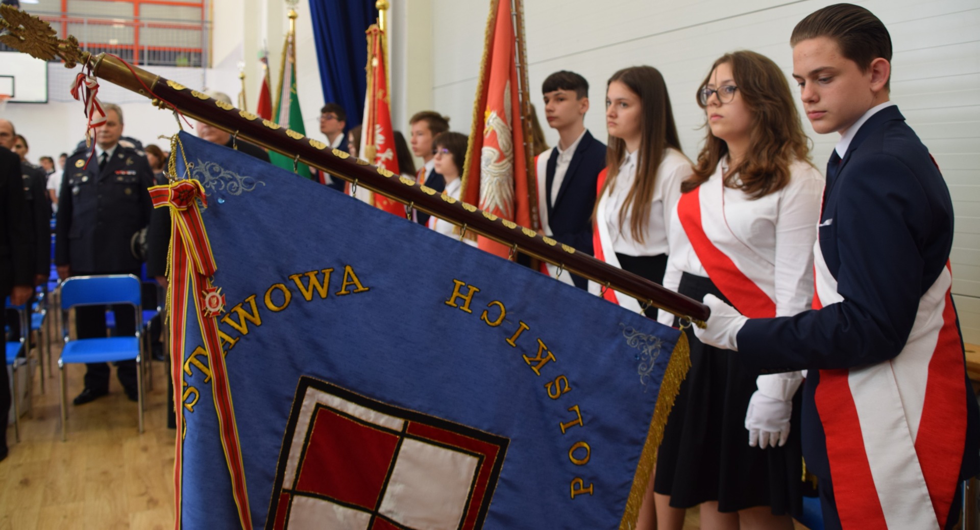 Uroczystość Odznaczenia Złotym Krzyżem Związku Żołnierzy Wojska Polskiego Szkoły Podstawowej im. Lotników Polskich w Dysie