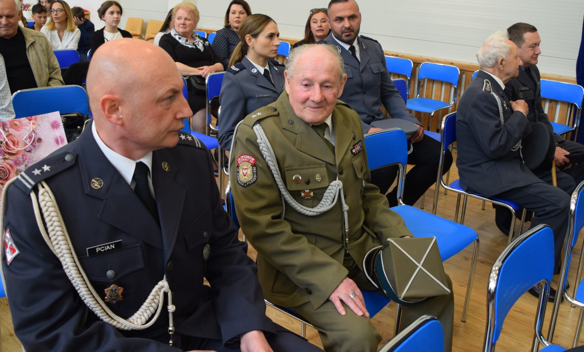 Uroczystość Odznaczenia Złotym Krzyżem Związku Żołnierzy Wojska Polskiego Szkoły Podstawowej im. Lotników Polskich w Dysie