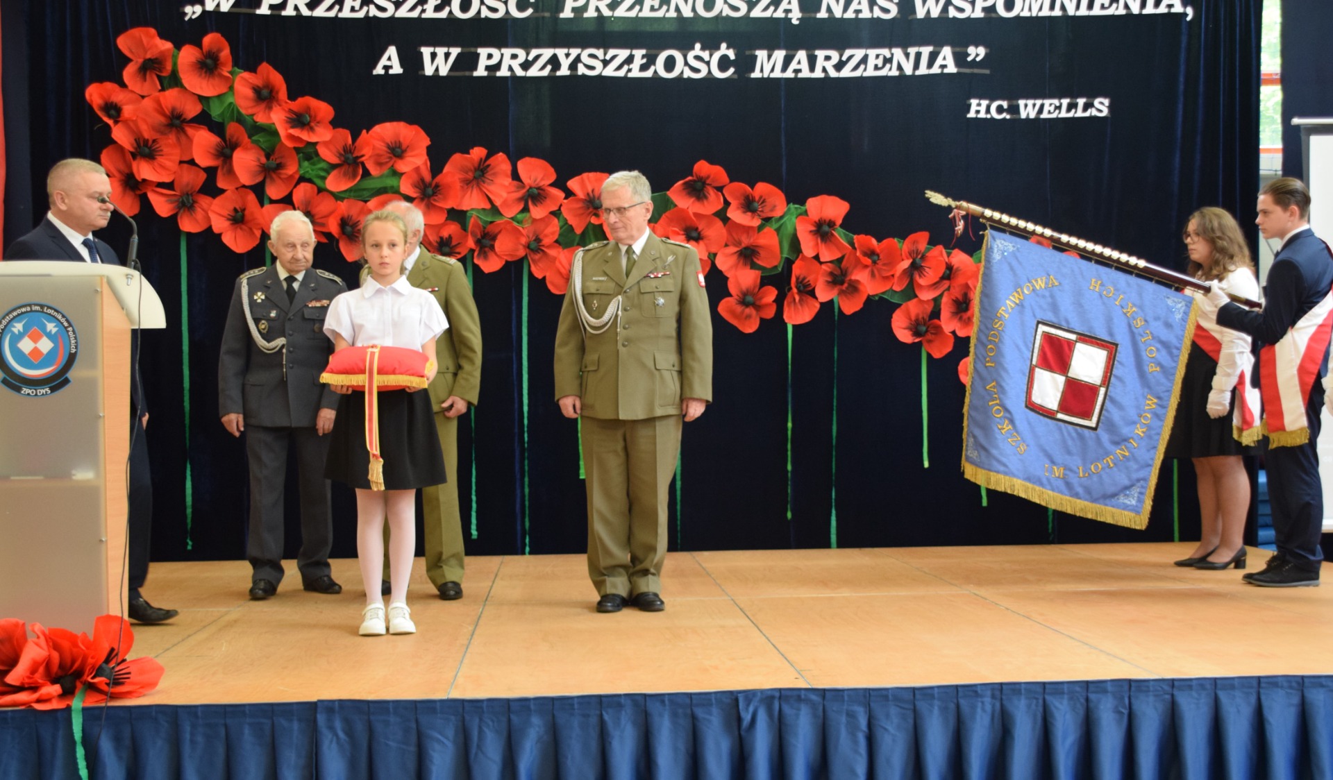 Uroczystość Odznaczenia Złotym Krzyżem Związku Żołnierzy Wojska Polskiego Szkoły Podstawowej im. Lotników Polskich w Dysie