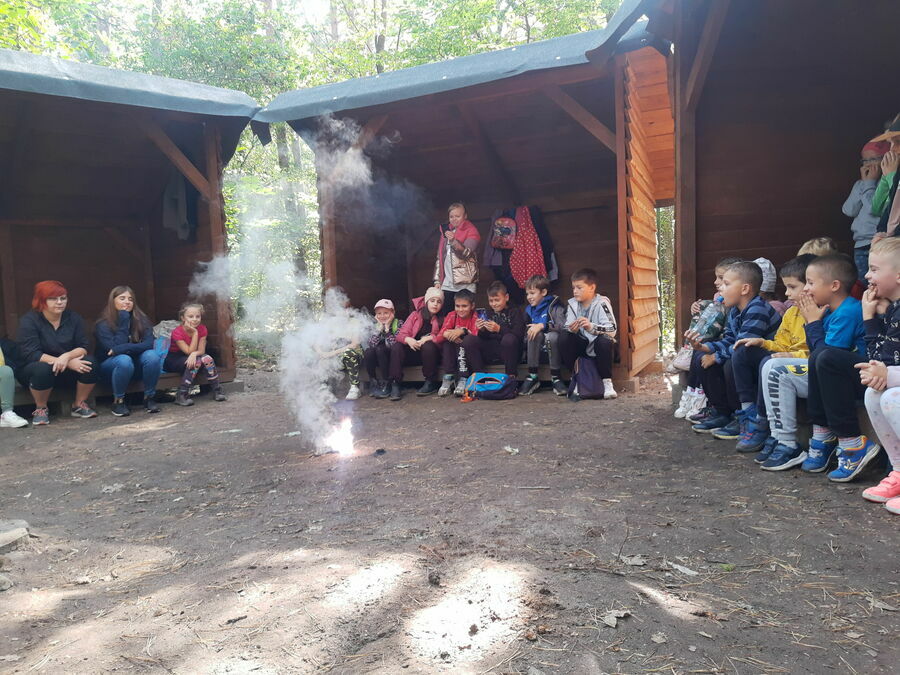 Rozpalanie ognia za pomocą nadmanganianu potasu i griceliny.