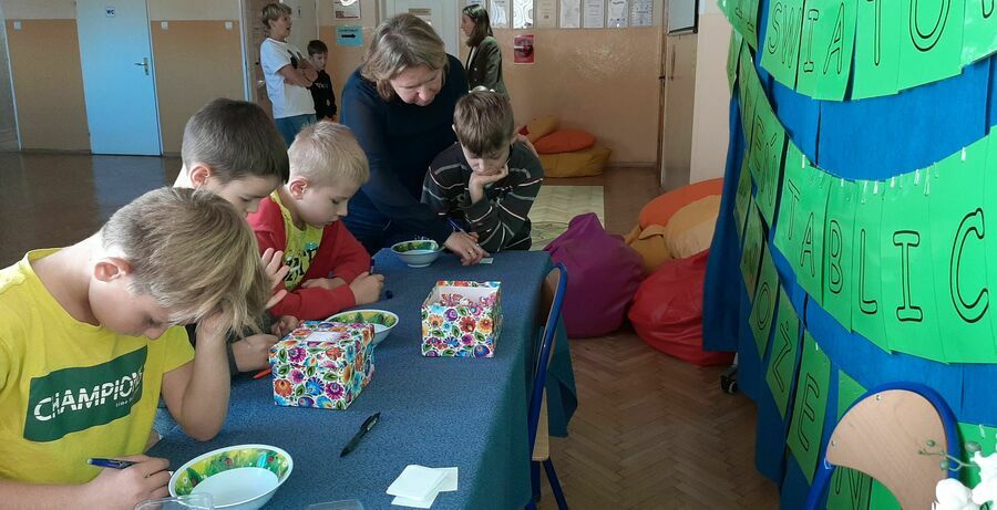 jedni próbowali sami innym chętnie pomogła i tłumaczyła Pani Jola