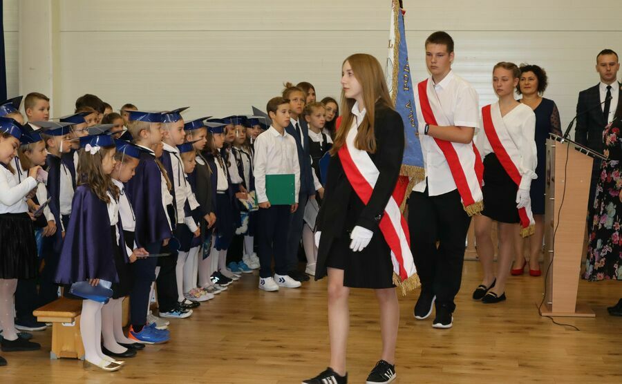 ceremonię zakończono wyprowadzeniem sztandaru szkolnego