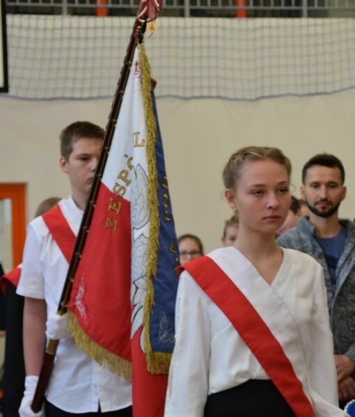 nie mogło zabraknąć szkolnego pocztu sztandarowego