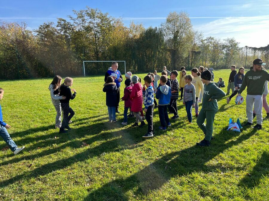 Pan trener wyjaśnia kolejnej klasie zasady gry w rugby.