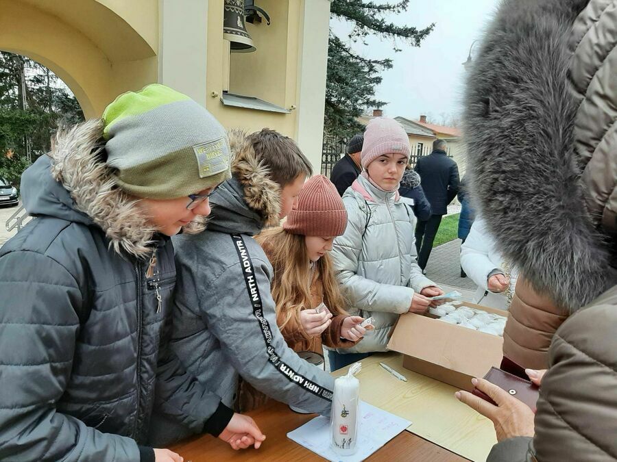 sprzedaż świec Caritas na rzecz najuboższych z Lubelszczyzny