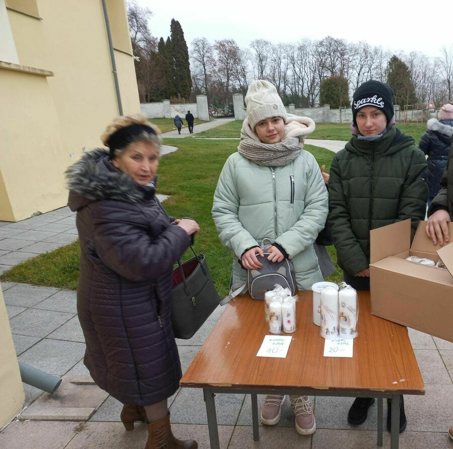 Maja i Tosia sprzedają świece Caritas