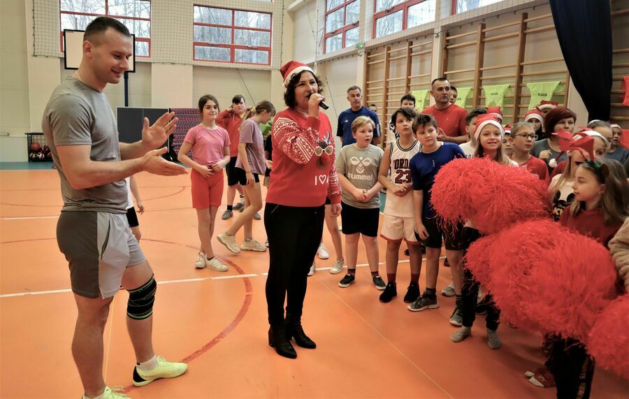 1 Pani dyrektor powitała uczestników i rozpoczęła turniej sportowy