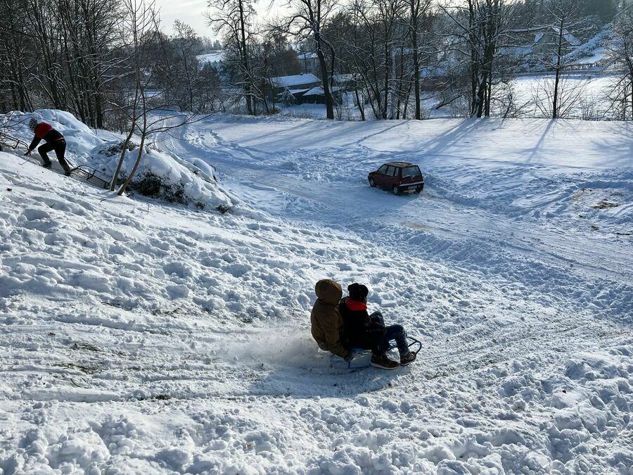 UCZNIOWIE UWIELBIAJĄ ZABAWY NA ŚNIEGU