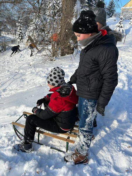 UCZNIOWIE UWIELBIAJĄ ZABAWY NA ŚNIEGU