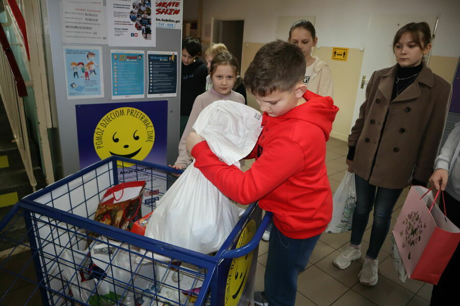 Bartek włożył do kosza najcięższą klasową paczkę z produktami żywnościowymi