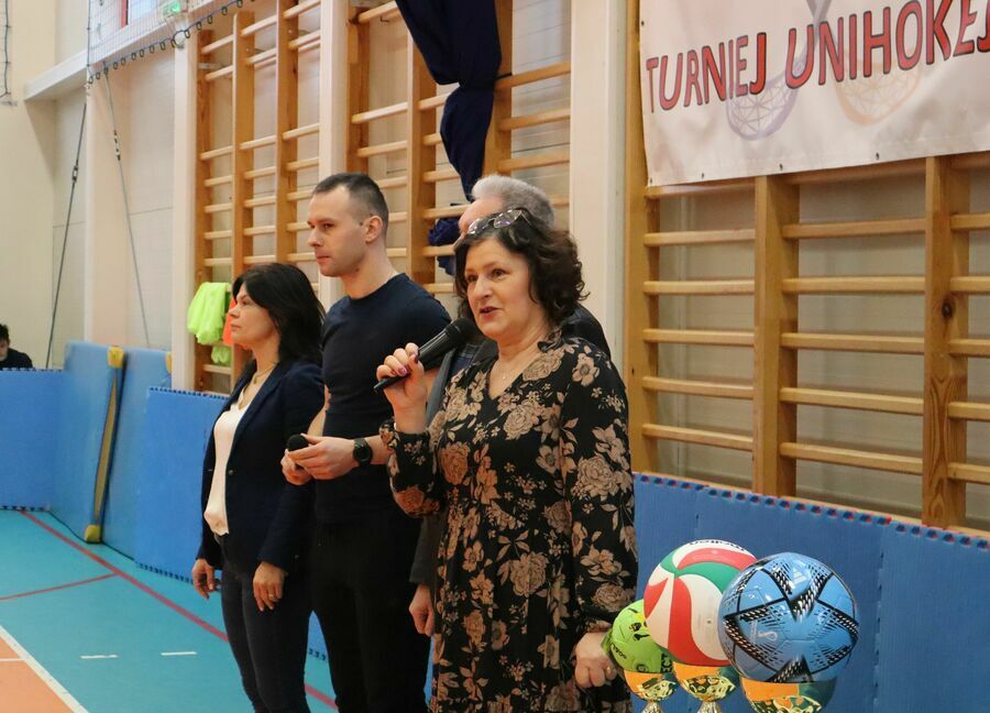 życzenia sukcesów sportowych i dobrej zabawy przekazała Pani dyrektor Jolanta Sołtys