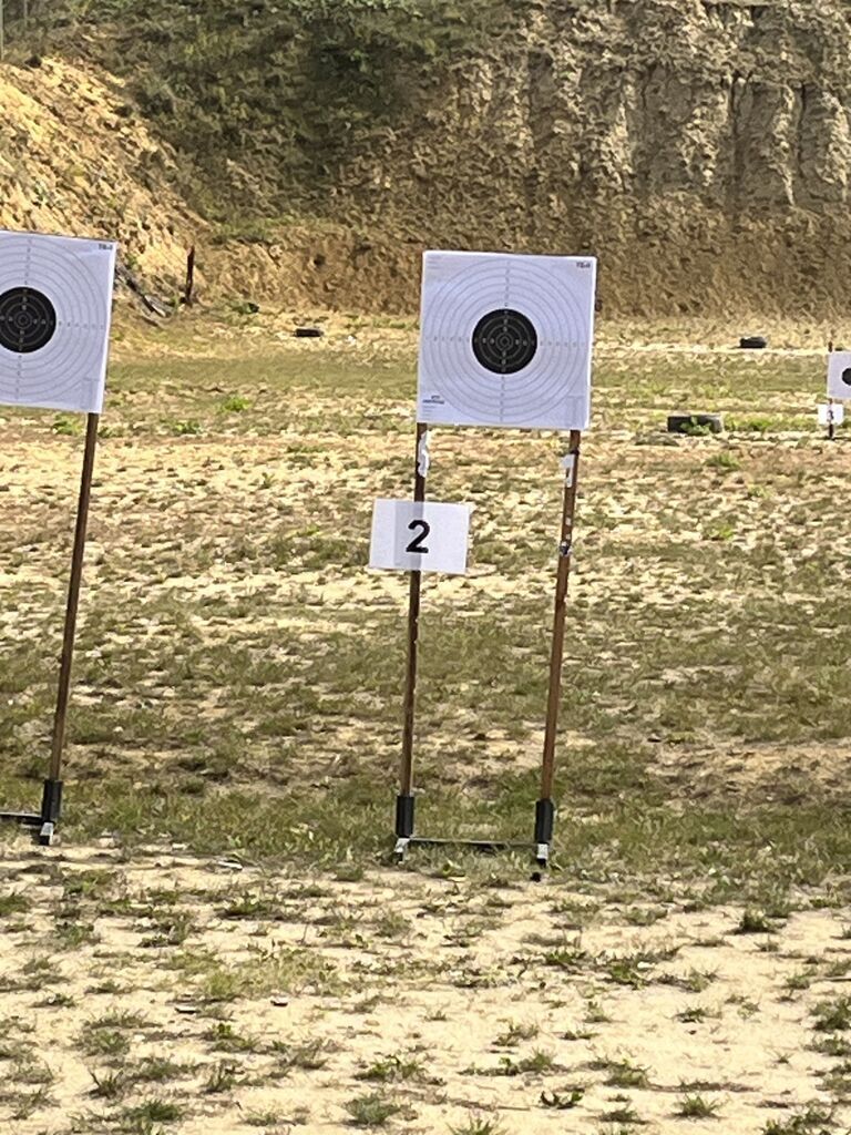 tarcze były umieszczone w odległości 25 m