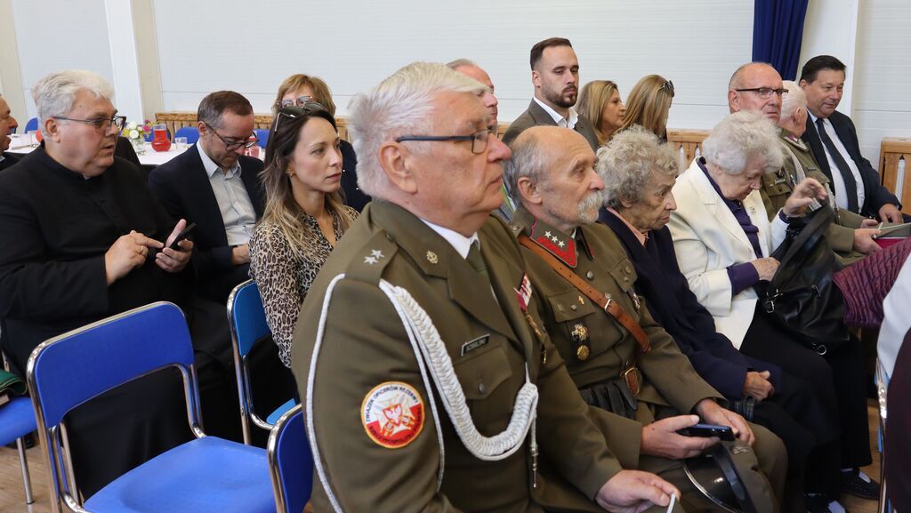 Oficjalne delegacje na uroczystej akademii szkolnej