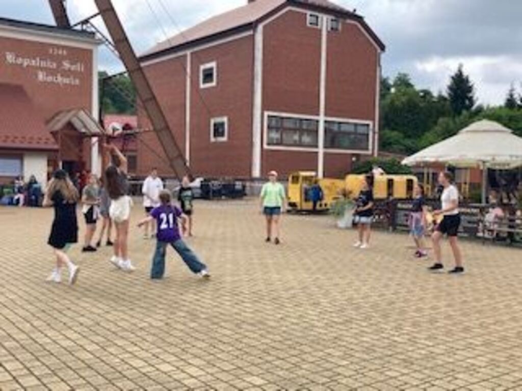 UCZNIOWIE KLAS IV I V NA WYCIECZCE W SANDOMIERZU, BOCHNI I KRAKOWIE
