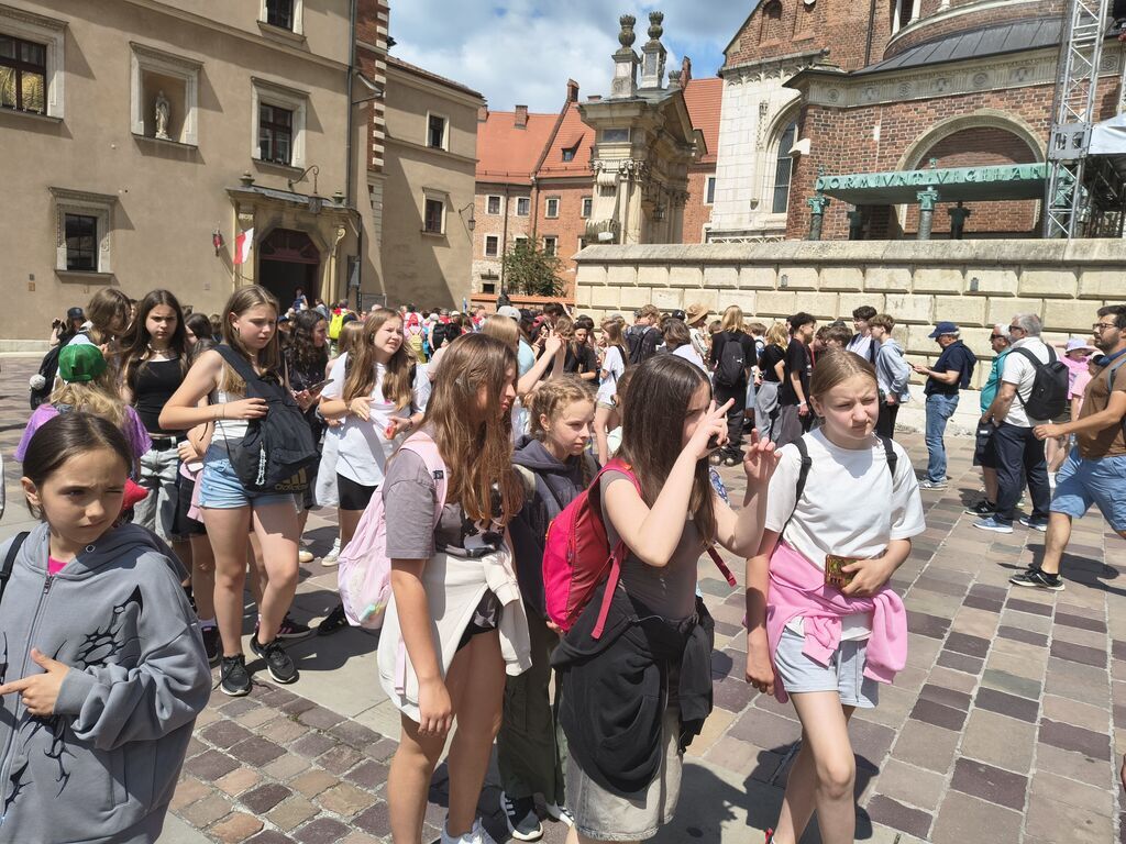 UCZNIOWIE KLAS IV I V NA WYCIECZCE W SANDOMIERZU, BOCHNI I KRAKOWIE