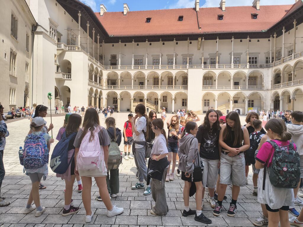 UCZNIOWIE KLAS IV I V NA WYCIECZCE W SANDOMIERZU, BOCHNI I KRAKOWIE