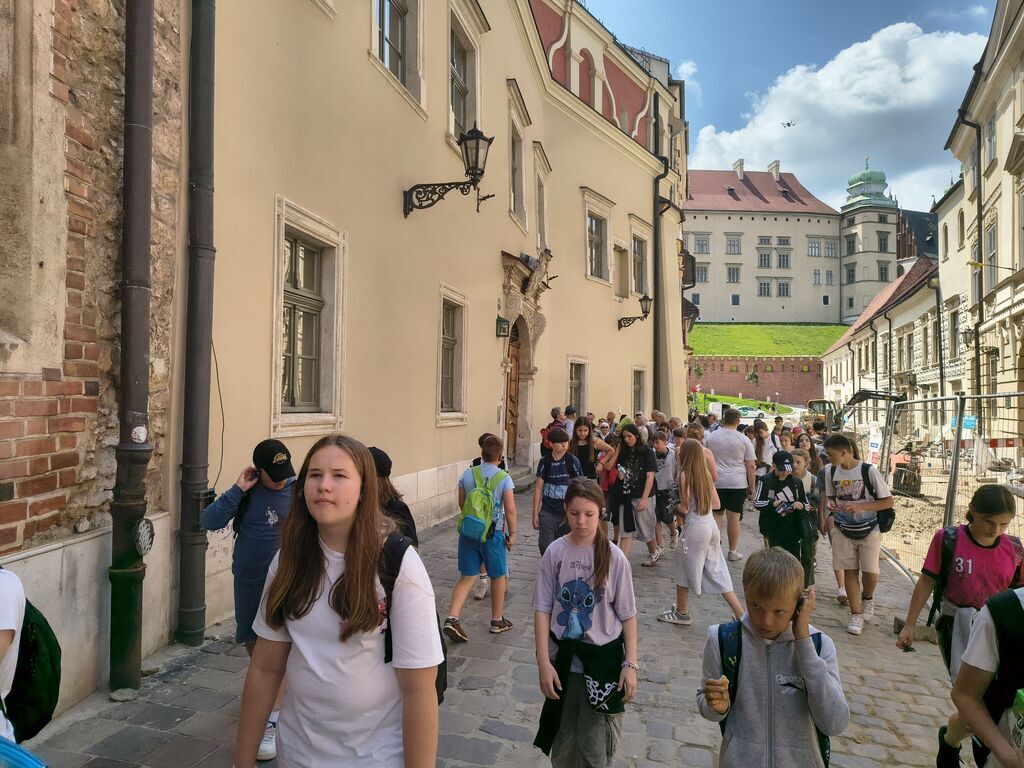 UCZNIOWIE KLAS IV I V NA WYCIECZCE W SANDOMIERZU, BOCHNI I KRAKOWIE