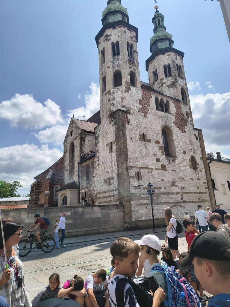 UCZNIOWIE KLAS IV I V NA WYCIECZCE W SANDOMIERZU, BOCHNI I KRAKOWIE