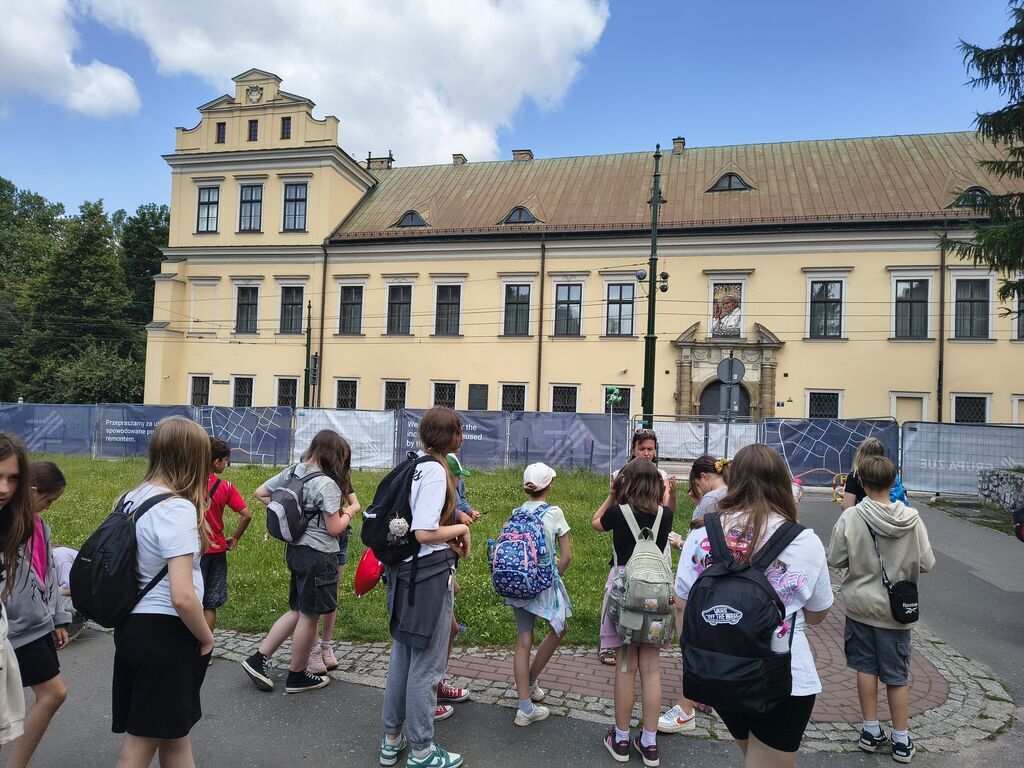 UCZNIOWIE KLAS IV I V NA WYCIECZCE W SANDOMIERZU, BOCHNI I KRAKOWIE